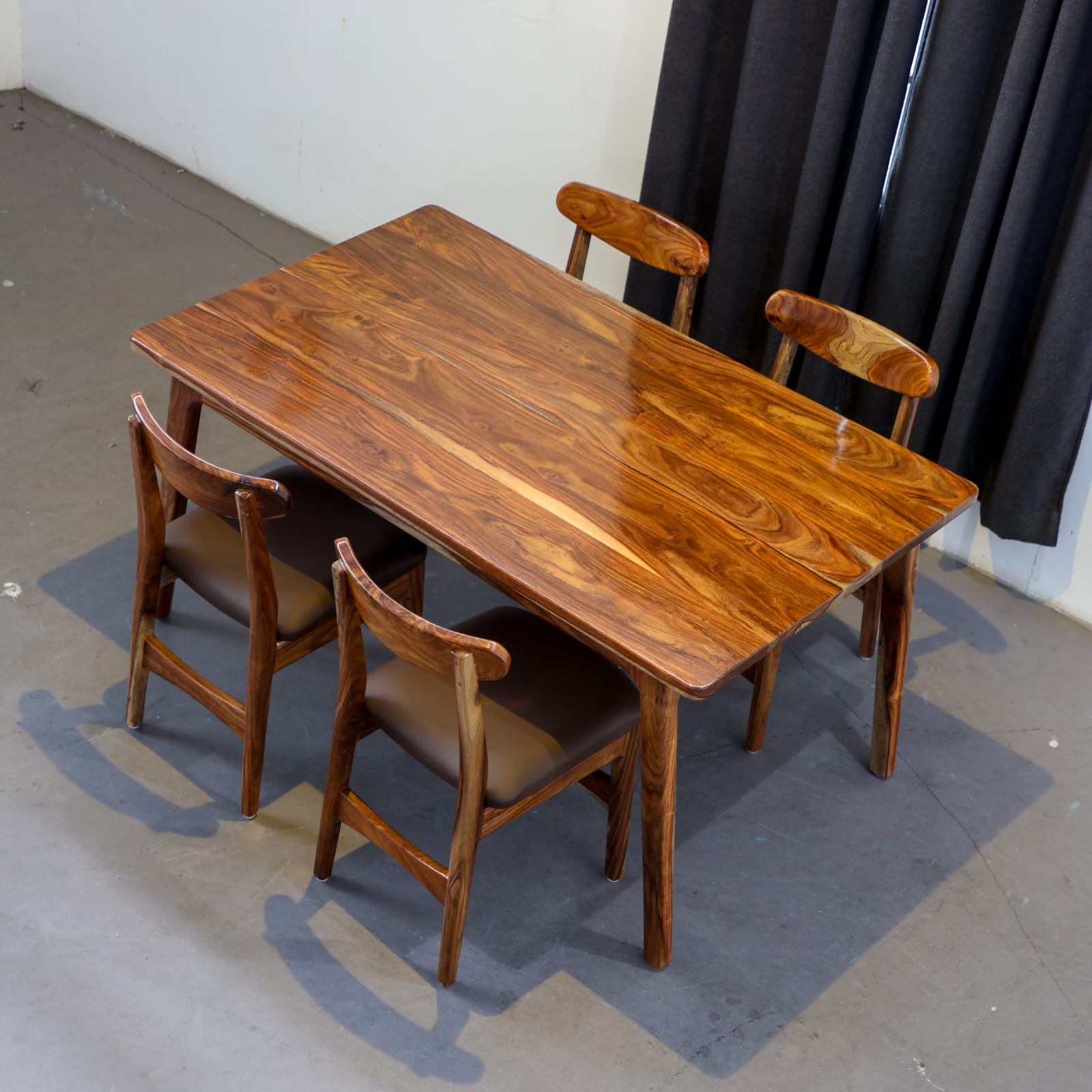 Narayani Solid Sisau Table Set